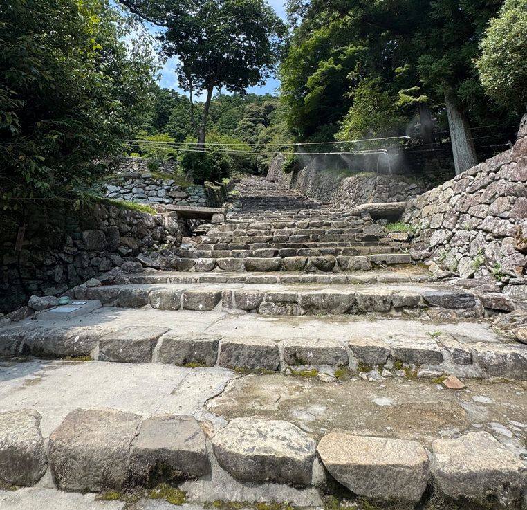 安土城の石垣の間の石段