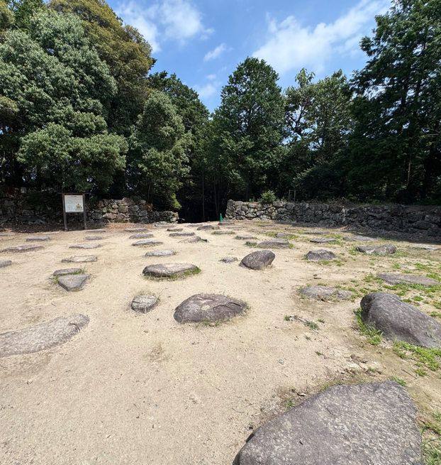 日差しの中に並ぶ安土城天主跡の礎石