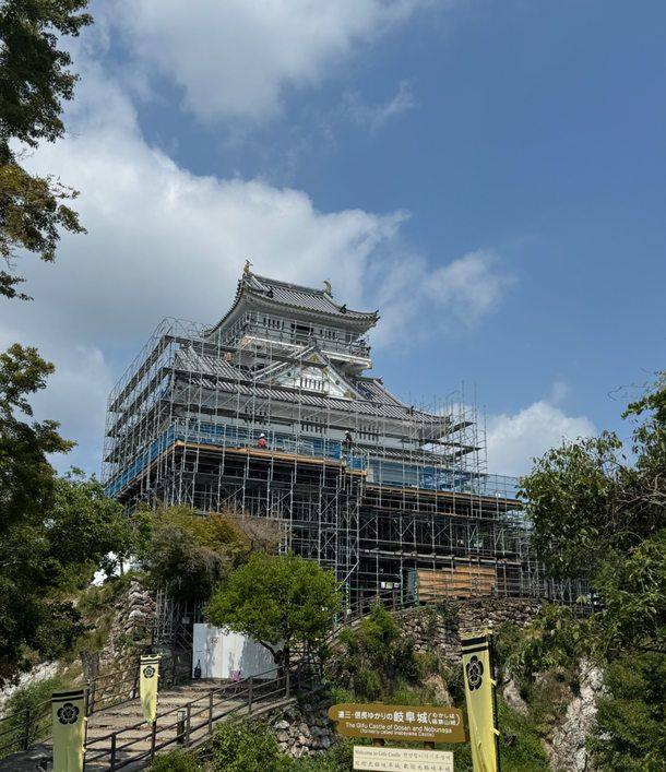 足場に覆われた金華山の岐阜城天守