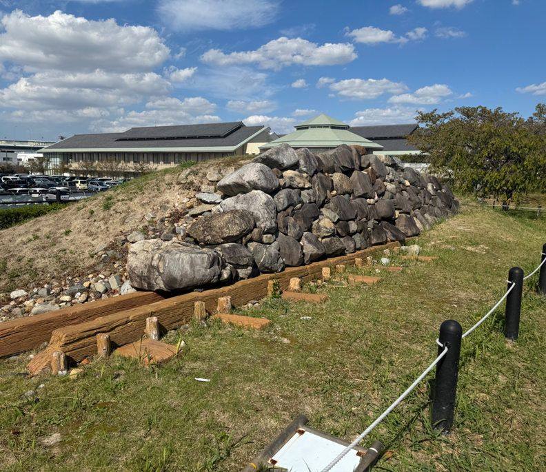清洲で展示されている石垣の基礎と、背後の模擬天守