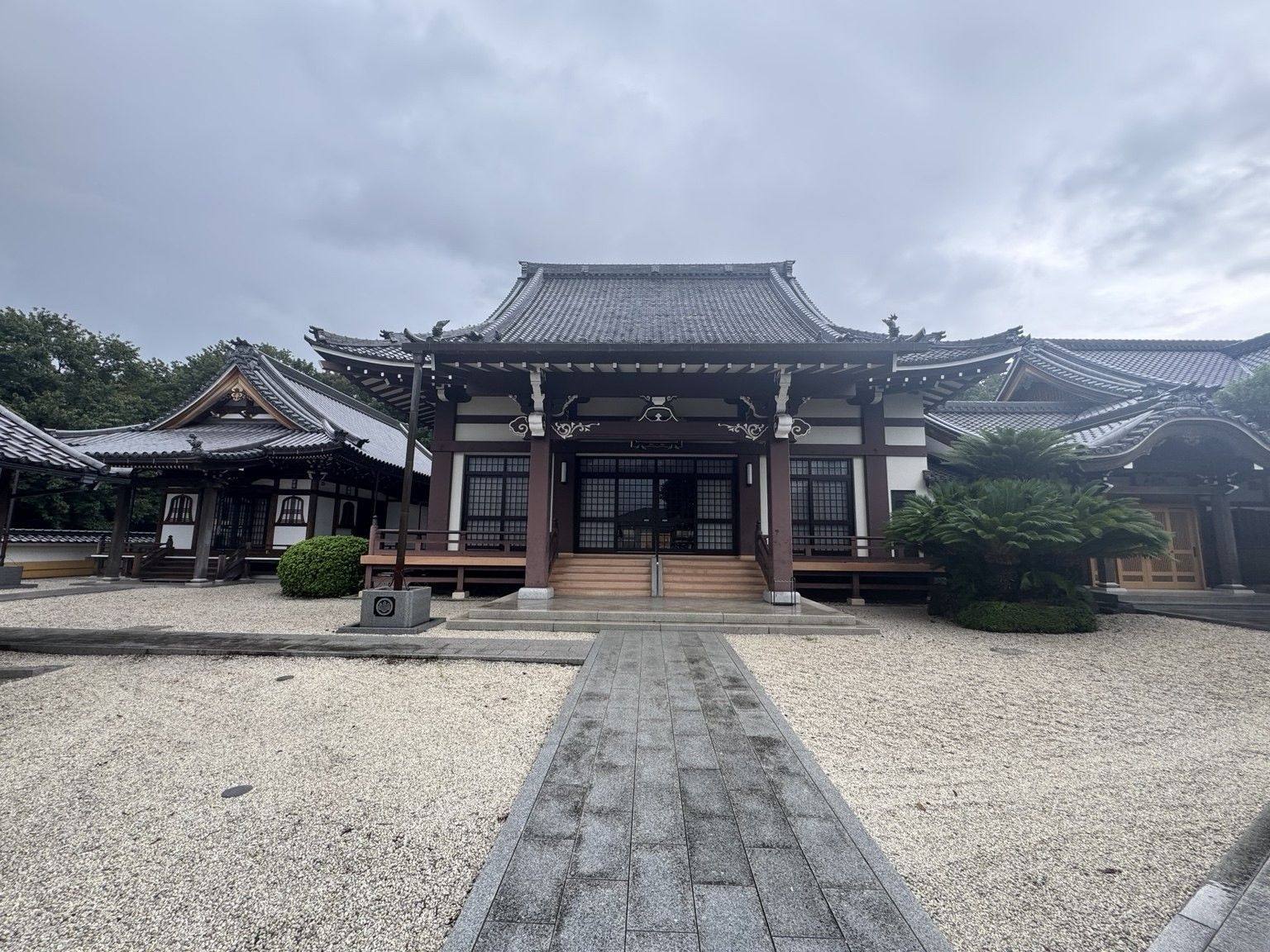 The main hall of Chōfuku-ji temple under grey skies