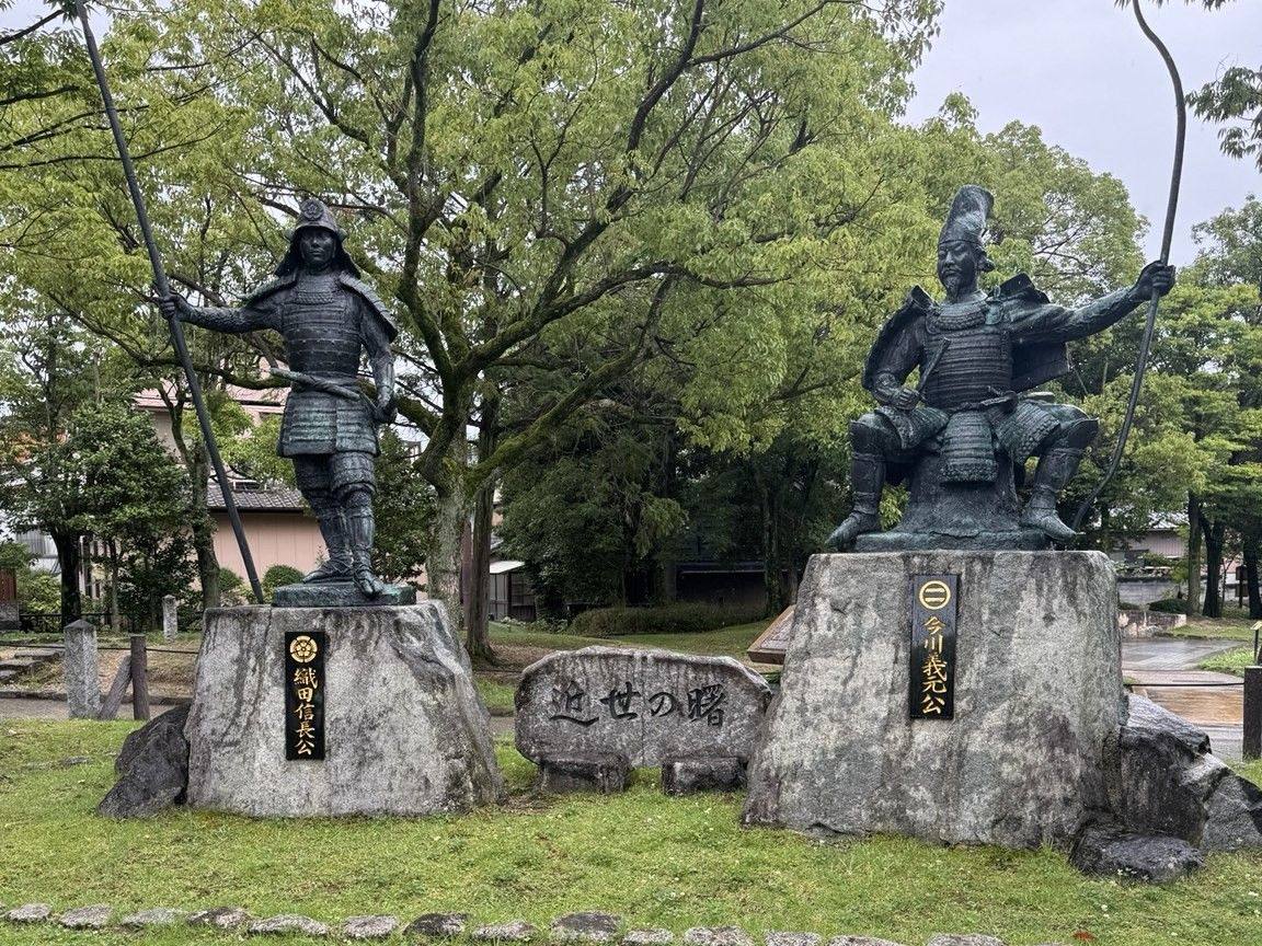 Bronze statues of Oda Nobunaga and Imagawa Yoshimoto at Okehazama Battlefield Park