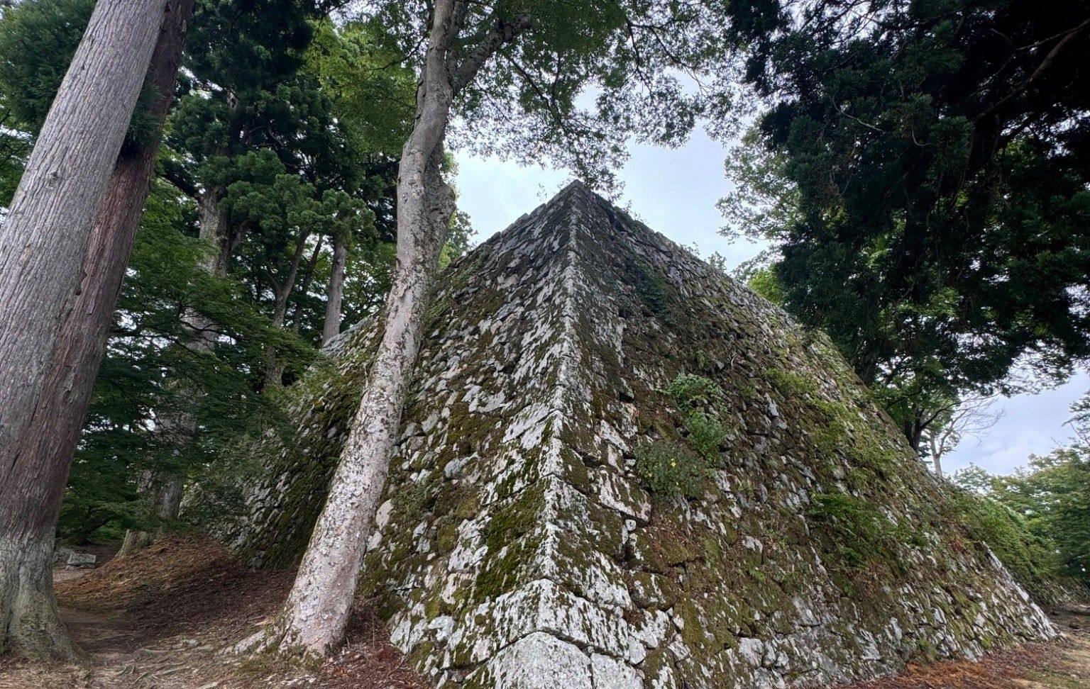 The tall corner of the stone wall near the Honmaru at Takatori Castle